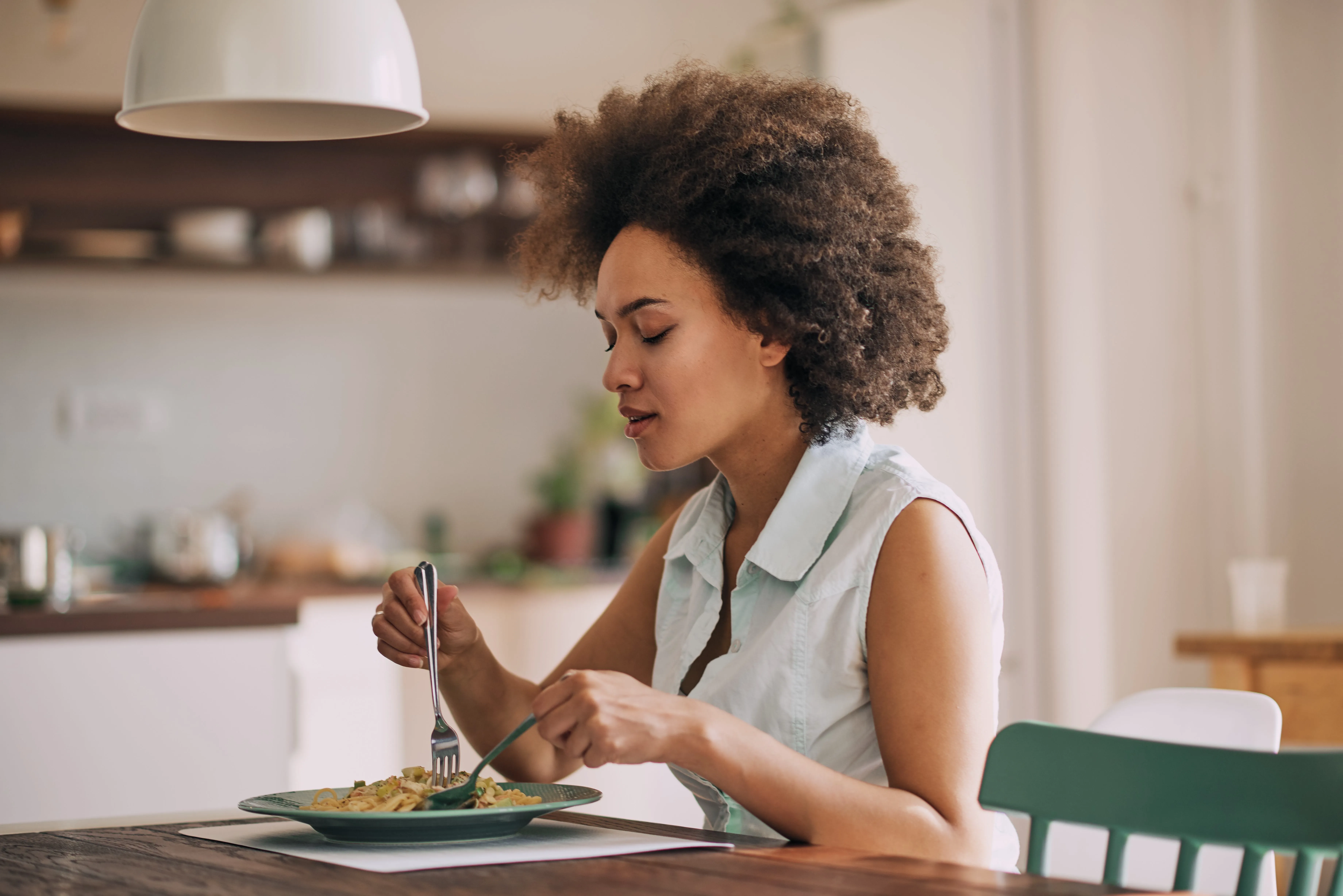 Lugn matplats med dämpat ljus